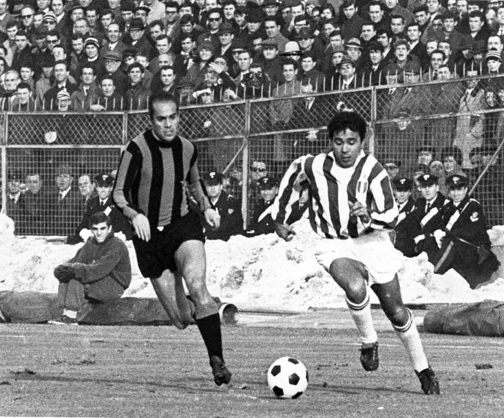  il 31 dicembre 1967, la neve per giocare  stata spalata a bordocampo. A Torino va in scena l&#39;eterna sfida tra Inter e Juventus. Suarez insegue il bianconero Cinesinho
